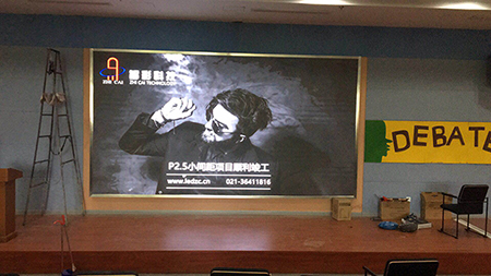 江蘇無錫協(xié)和學校P2.5室內高清LED顯示屏由上海智彩科技設計、安裝