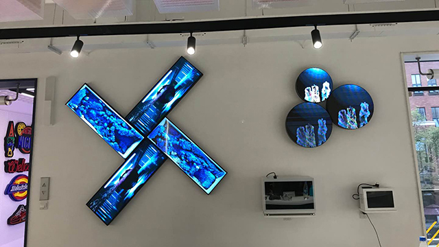 上海某公司展廳P1.667高刷條形LED屏+透明展示柜+P2.5高清LED顯示屏由智彩科技定制、安裝